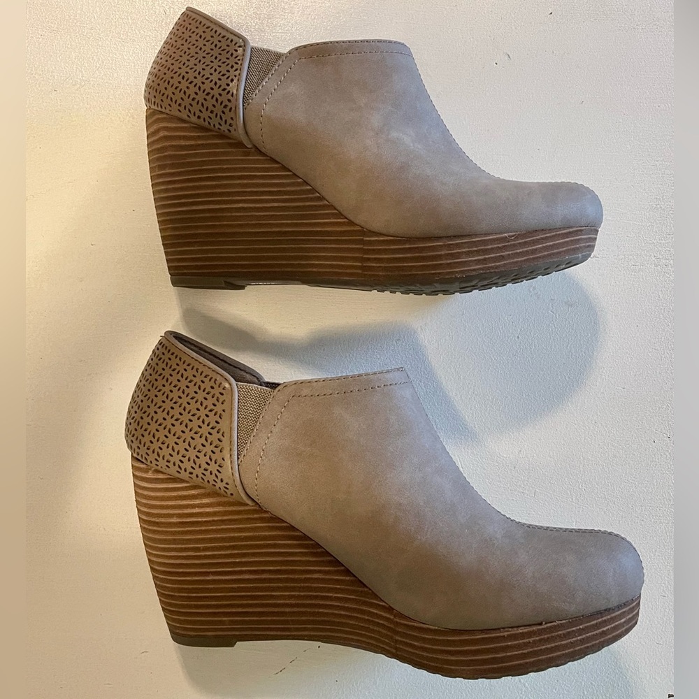 Dr Scholl’s True Comfort  Taupe Harlow Wedge Ankle Bootie Clogs